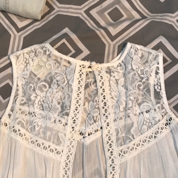 Beautiful lacy white top - Picture 6 of 6